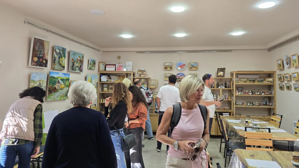 gallery-general-view-with-visitors